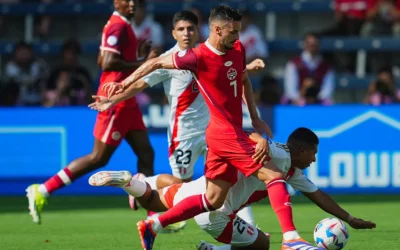 Eustaquio disputa la pelota con Alexander Callens ante la mirada de Piero Quispe