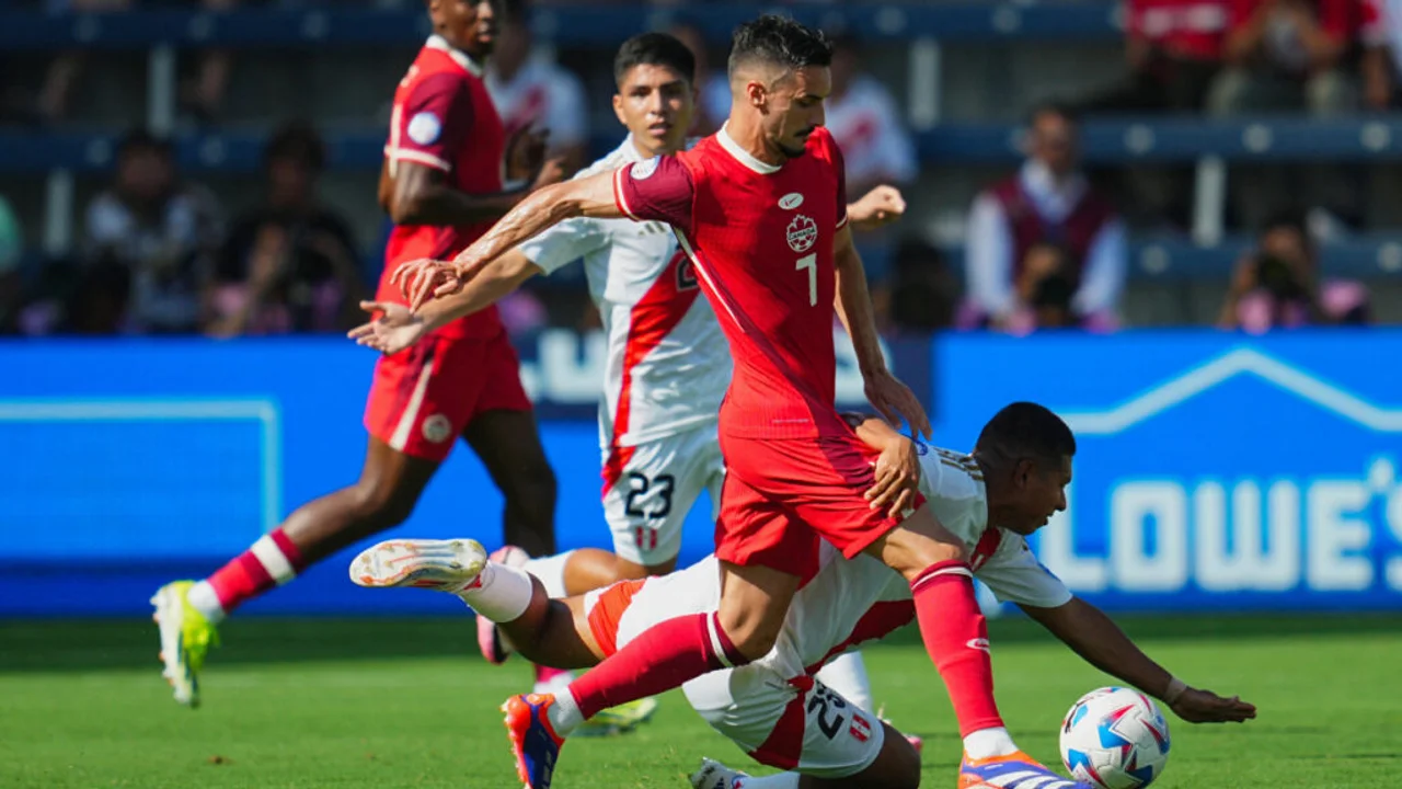 Eustaquio disputa la pelota con Alexander Callens ante la mirada de Piero Quispe