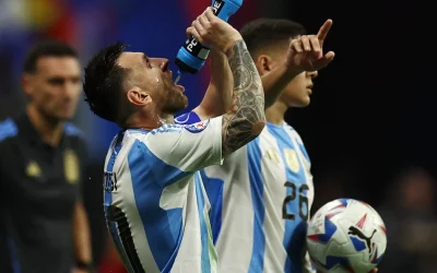 Lionel Messi bebe agua durante el encuentro ante Canada