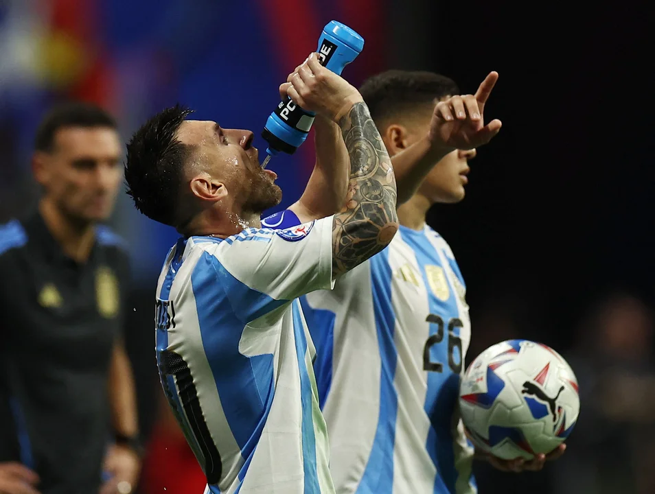 Lionel Messi bebe agua durante el encuentro ante Canada