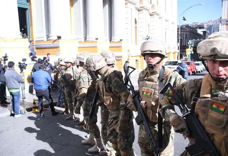 militares en la plaza murillo foto marka