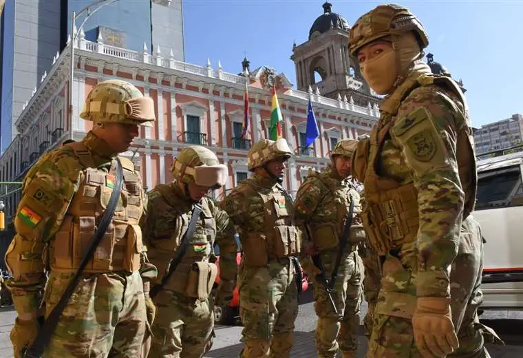 movimiento militar irregular en la plaza murillo