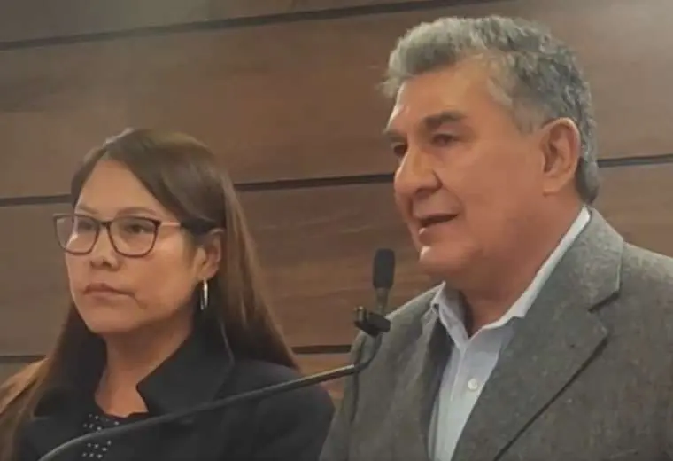 senadores torrez y escobar en conferencia