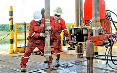 BOLIVIA. Dos trabajadores petroleros en un pozo exploratorio de hidrocarburos. ARCHIVO