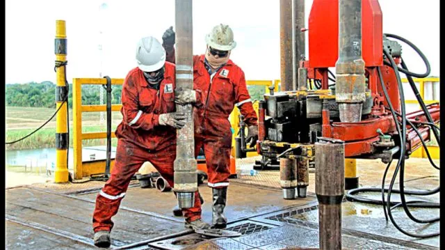 BOLIVIA. Dos trabajadores petroleros en un pozo exploratorio de hidrocarburos. ARCHIVO