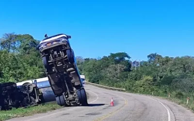 El camion cisterna volcado