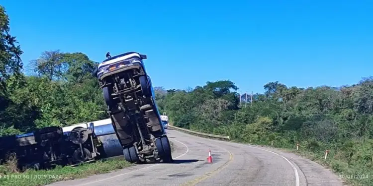 El camion cisterna volcado