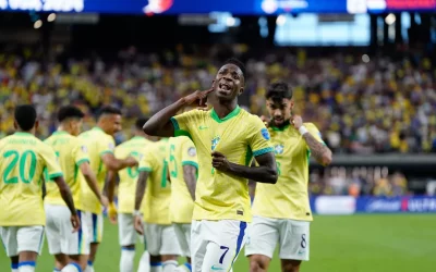 El delantero de Brasil Vinicius Junior 7 reacciona despues de marcar un gol contra Paraguay