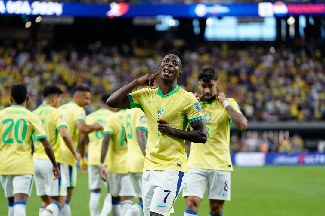 El delantero de Brasil Vinicius Junior 7 reacciona despues de marcar un gol contra Paraguay