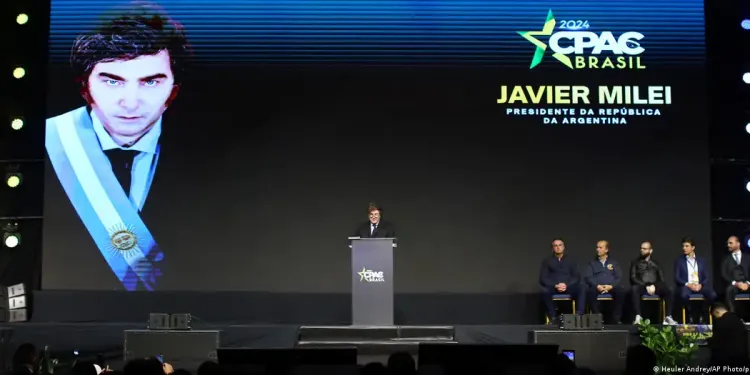 El presidente de Argentina Javier Milei da un discurso en CPAC Brasil 2024 un evento conservador en Balneario Camboriu estado de Santa Catarina