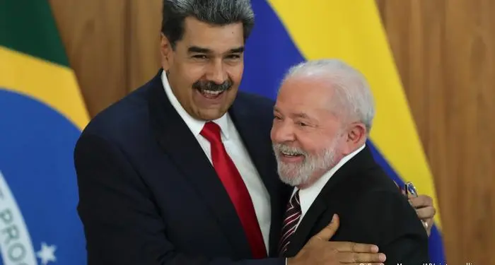 El presidente de Brasil Lula da Silva izquierda y el presidente de Venezuela Nicolas Maduro