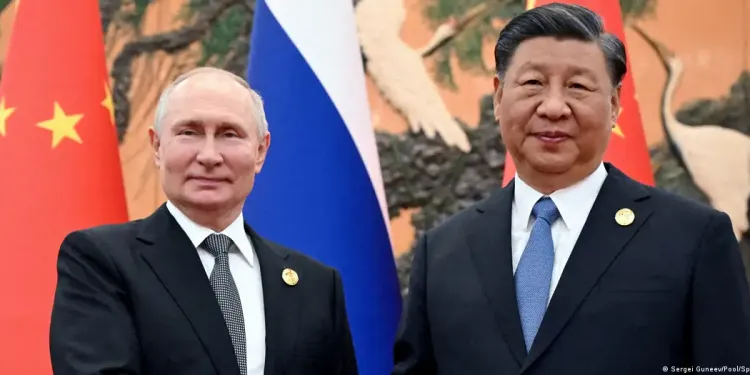 El presidente ruso Vladimir Putin izquierda en la imagen y su homologo chino Xi Jinping archivo