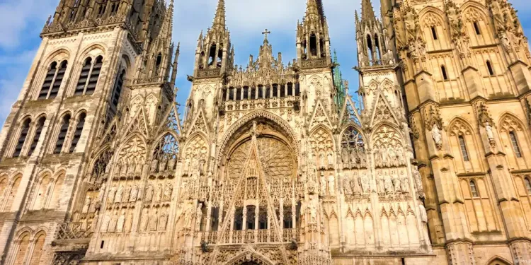 Incendio en la catedral gotica de Ruan en Francia