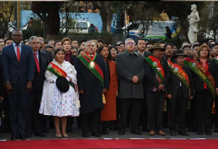 autoridades en la iza de la bandera de la paz