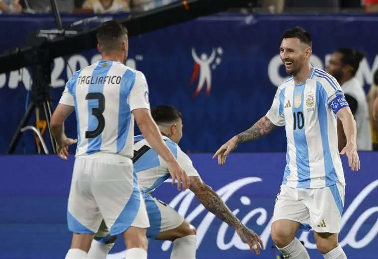 el delantero lionel messi celebra con sus compaeros despus de