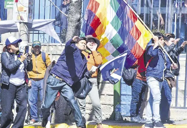 evistas y arcistas protagonizan bochornosa jornada en la