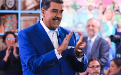 nicolas maduro aplaude