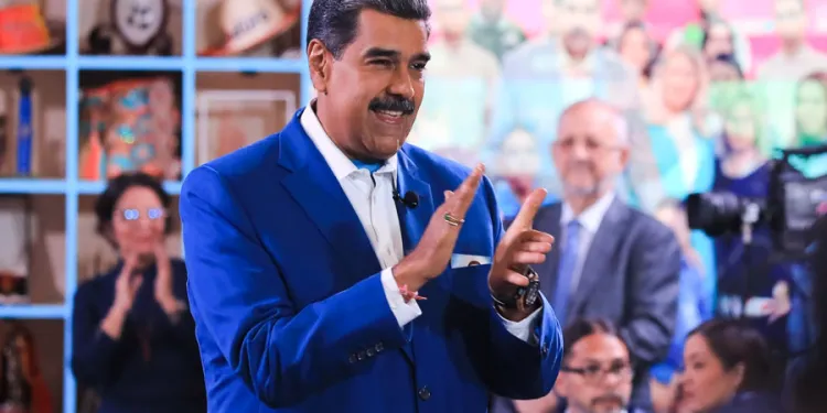 nicolas maduro aplaude