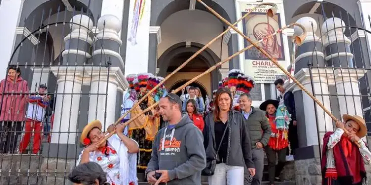 visitantes belgas en la iglesia san roque en