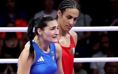 Angela Carini izq. de Italia abandona su pelea contra la argelina Imane Khelif en Paris 2024. EFE