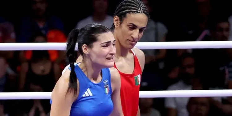 Angela Carini izq. de Italia abandona su pelea contra la argelina Imane Khelif en Paris 2024. EFE