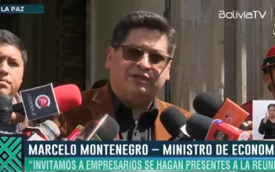 El ministro de Economia Marcelo Montenegro en contacto con la prensa local. Imagen Captura Bolivia Tv