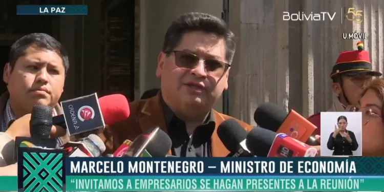 El ministro de Economia Marcelo Montenegro en contacto con la prensa local. Imagen Captura Bolivia Tv