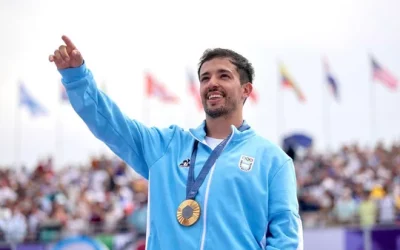 Maligno Torres con la medalla de oro