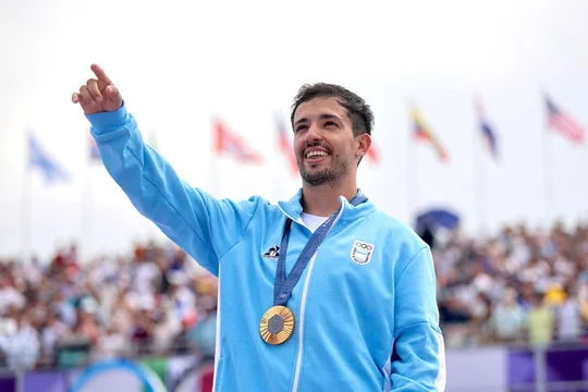 Maligno Torres con la medalla de oro