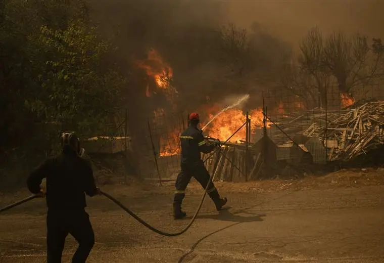 efectivos combaten el fuego que avanza por los suburbios de