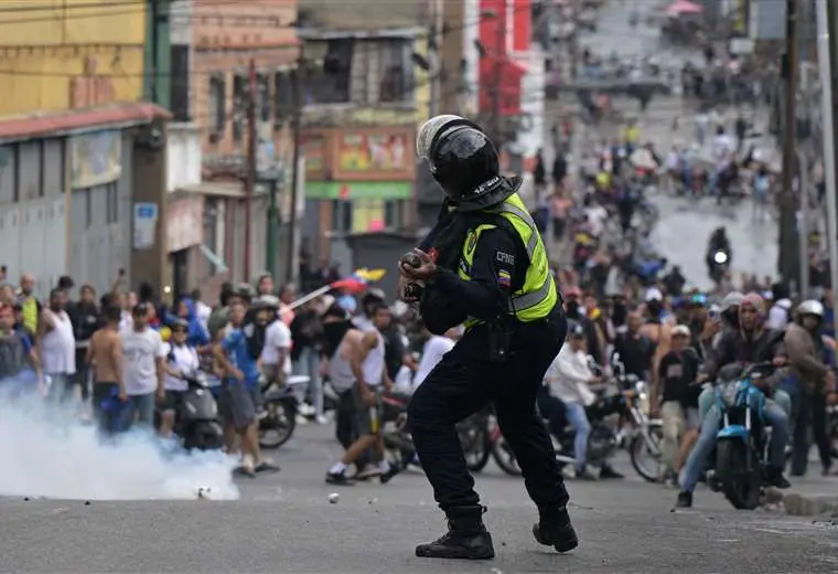 polica antidisturbios utiliza gases lacrimgenos contra