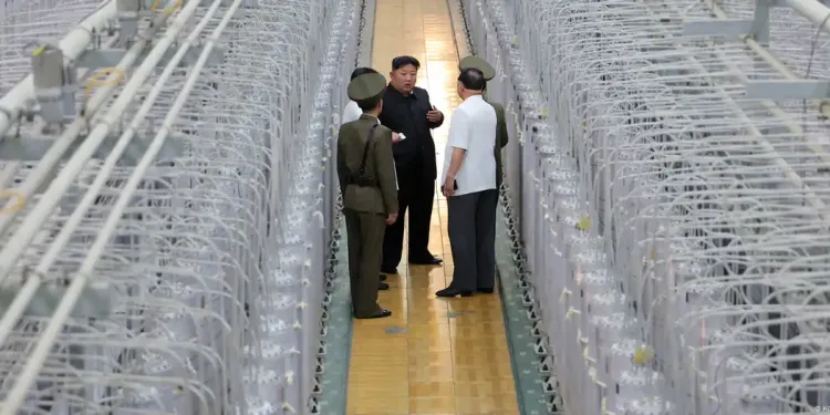 Kim Jong Un recorre las instalaciones del Instituto de Armas Nucleares donde se mostro en una sala de centrifugadoras de gas en un lugar no revelado de Corea del Norte