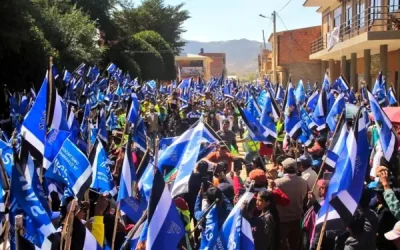 banderas y militantes del MAS