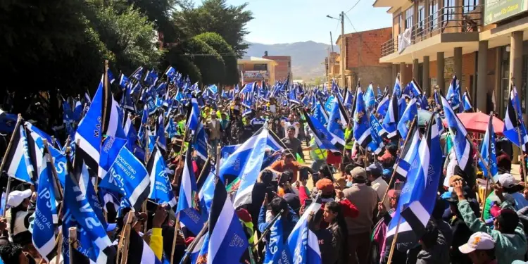 banderas y militantes del MAS