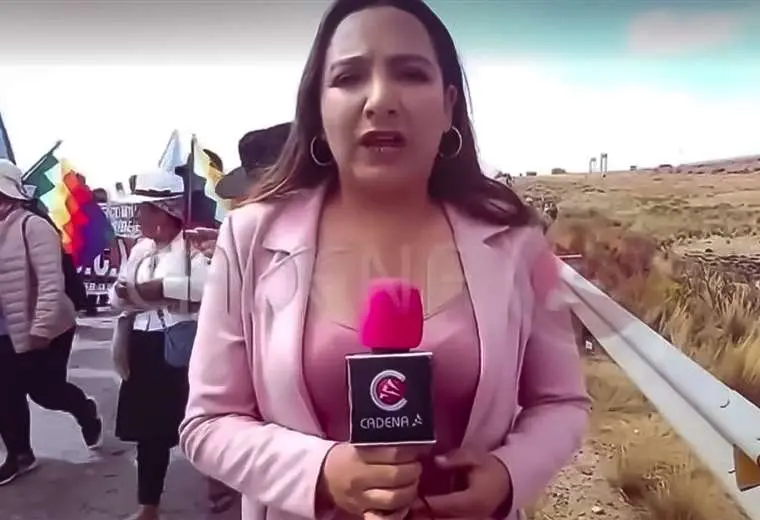 la periodista en un reporte de la marcha en la que fue agredida